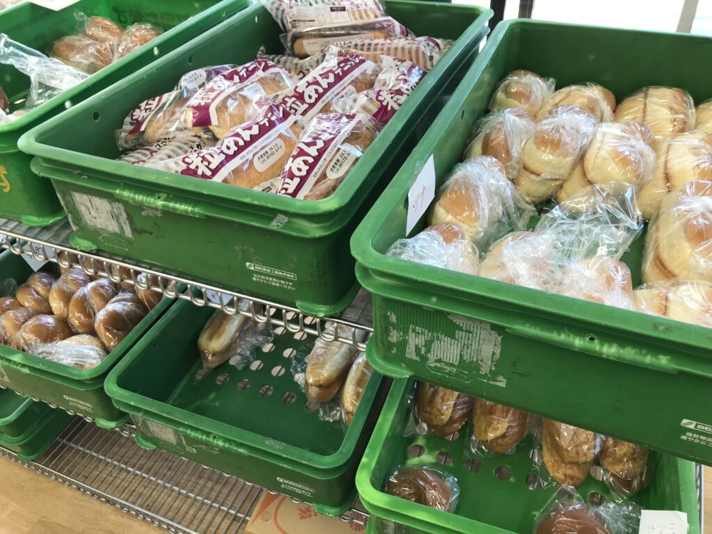 シライシパンアウトレットショップ仙台工場店で取り扱っているパンの種類一例と店内の様子