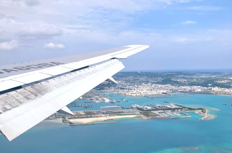 那覇空港到着寸前の飛行機からの眺め