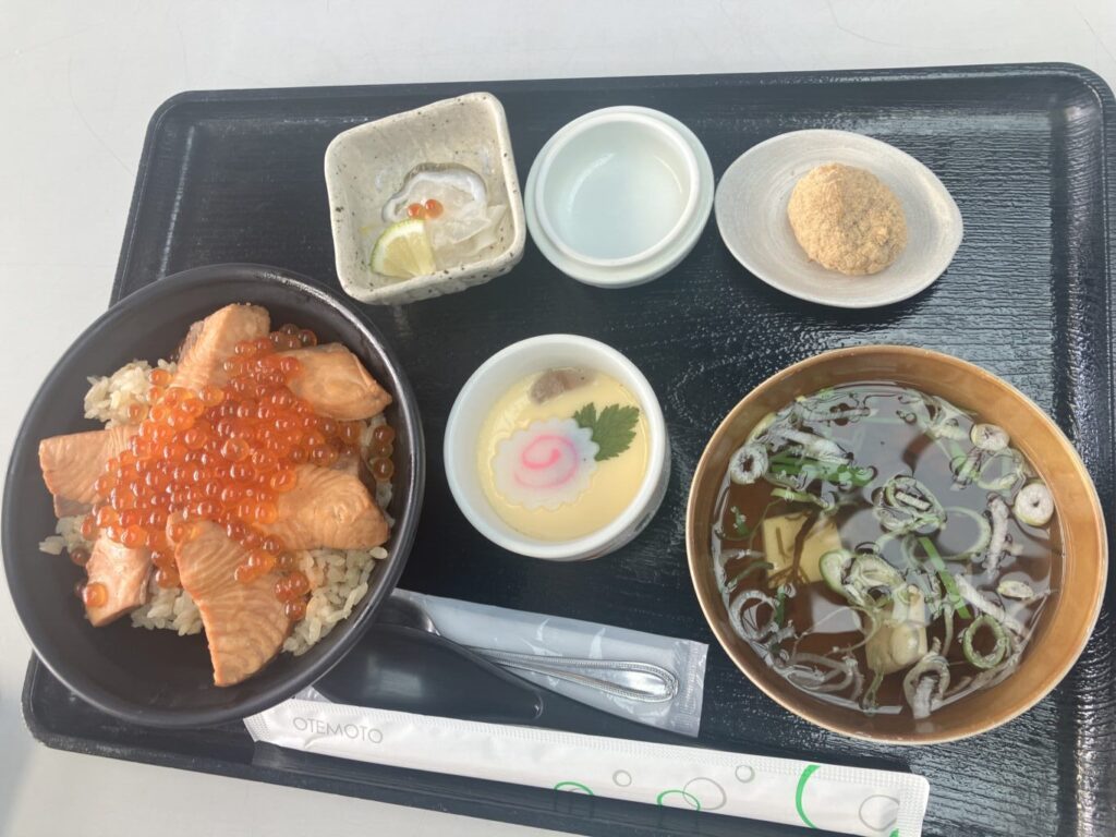 宮城県の郷土料理「はらこ飯」発祥の地、亘理町にある「魚屋hide」のはらこめし定食の写真